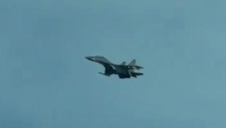  菲律賓海警巡邏機在黃岩島上空飛行時，遭中國 殲-15 戰機近距離攔截，距離僅約 200 英尺（約 61 公尺）。 圖：翻攝自 X 