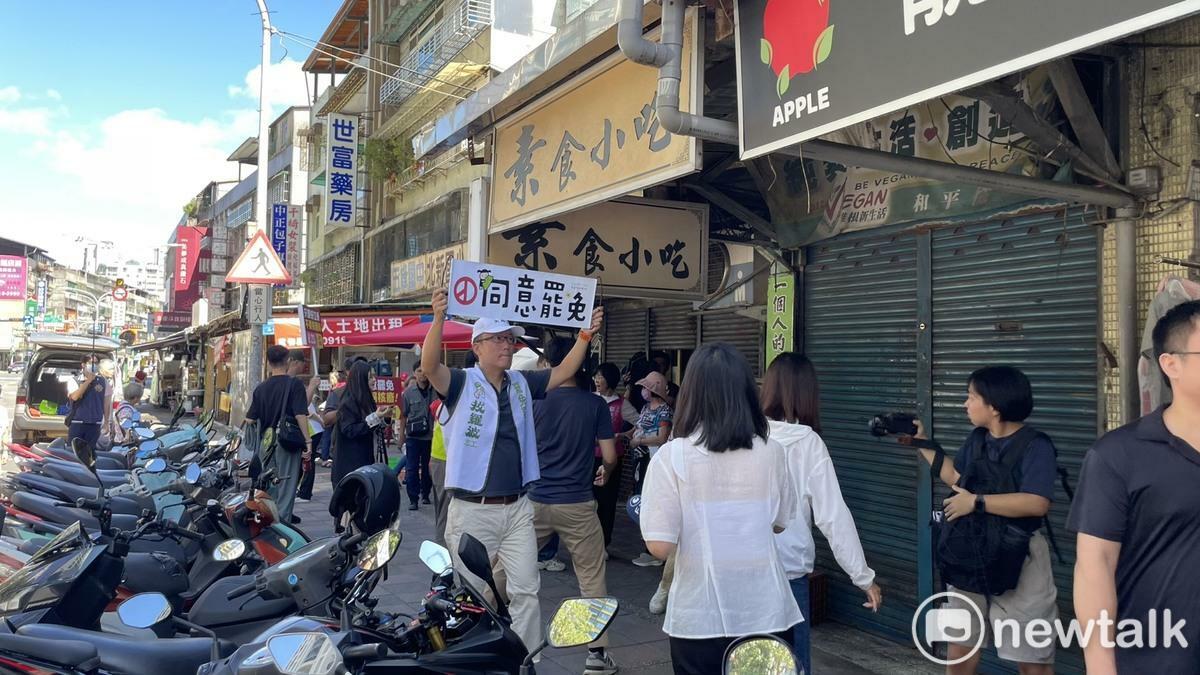 罷團在市場舉手幅。 圖：高逸帆／攝 