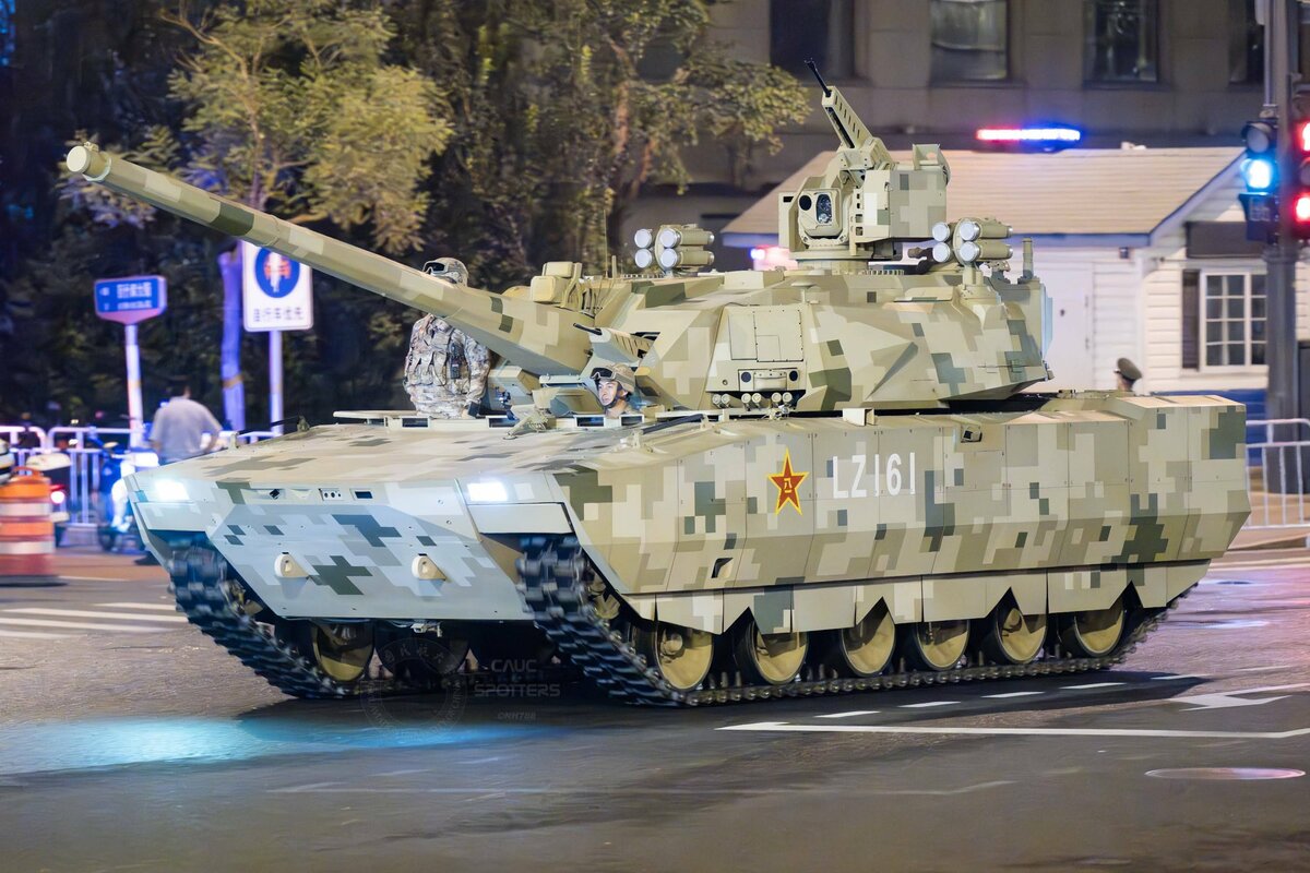  新型中國坦克「ZTZ-201」被推測為新一代主戰坦克。不過 X 《Volke》指出，該車輛右側裝甲較薄，僅具備外觀裝甲，而左側則裝配有爆炸反應裝甲與加裝防護塊。 圖：翻攝自 X Volke 