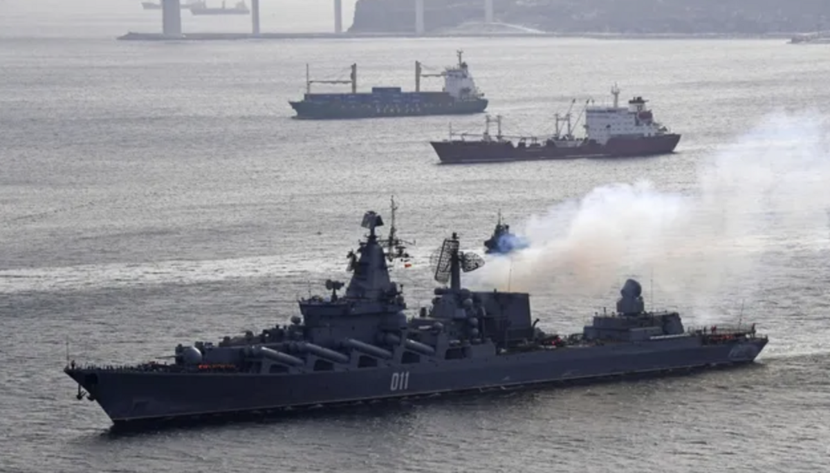  近期中、俄在日本海舉行三天聯合演習後，俄太平洋艦隊宣布，中俄艦隊已完成補給並啟航，前往太平洋展開新一輪聯合巡航。 圖：翻攝自 劍哥的思政課 
