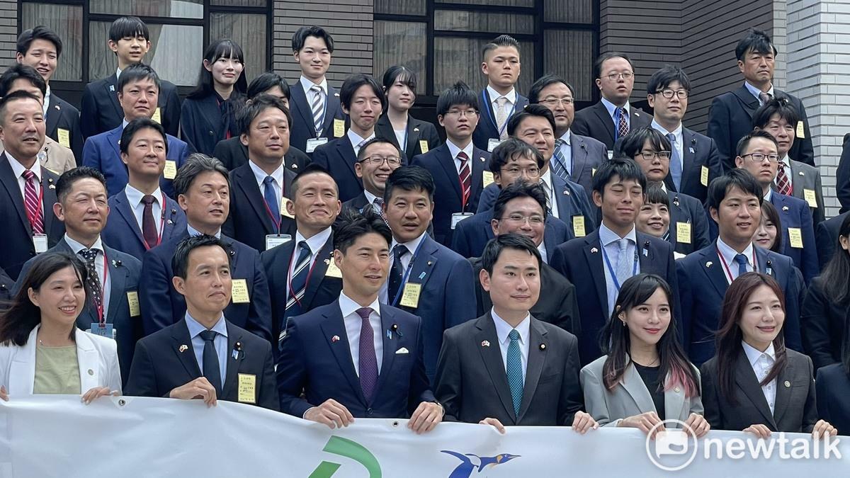  台灣民進黨青年局與日本自民黨青年局在立法院議場前合照 圖：高逸帆／攝 