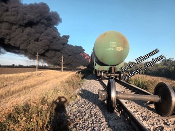  烏克蘭派遣無人機，對俄軍在扎波羅熱州的燃料列車發起襲擊，導致該輛列車起火燃燒。 圖：翻攝自 @NOELreports X 帳號 
