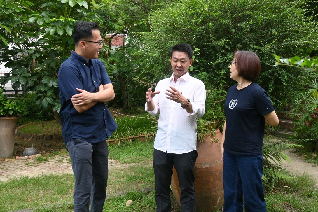 湧言會高雄市議員林智鴻(左)及黃飛鳳(右)正面表態力挺許智傑(中)參選高雄市長。 圖：孫家銘翻攝 