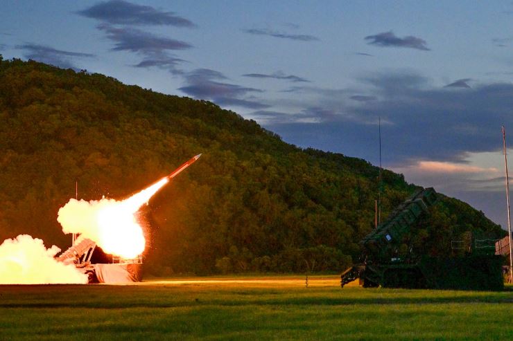  年度「海、空精準飛彈射擊」操演，空軍射擊愛國者二型性能提升版（PAC-2 MSD）防空飛彈。 圖：空軍司令部提供 