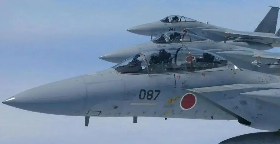 文章認為，日本空中力量由 F-2 與 F-15 戰機組成，並裝備美國 F-35；中國則有殲-11、殲-15 及殲-20 等機型。作者評估，中日空中力量差距有限，最終勝負可能取決於飛彈性能與作戰技能。圖為 F-15。 圖:翻攝自搜狐網