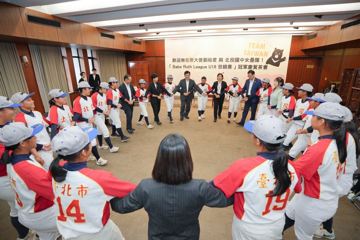 外交部長林佳龍、現場貴賓與選手們齊唱跳應援歌曲。 圖：外交部提供 