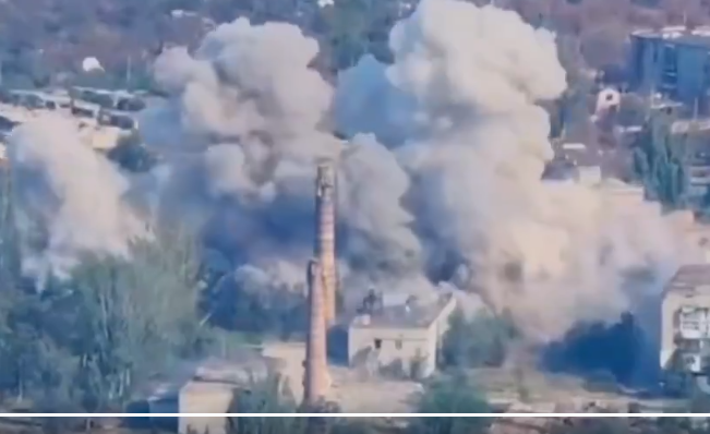  烏克蘭一架 Su-27 在頓涅茨克州出擊，對俄軍指揮所投下兩枚美援 JDAM-ER 精準導引滑翔炸彈。 圖：翻攝自 X @OSINT technical 