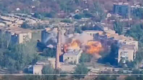 烏克蘭一架 Su-27 在頓涅茨克州出擊，對俄軍指揮所投下兩枚美援 JDAM-ER 精準導引滑翔炸彈。 圖：翻攝自 X @OSINT technical 