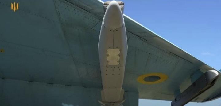  烏克蘭空軍 Su-27 戰機被拍到翼下掛載美國製 ADM-160B「空射誘餌飛彈」（MALD）。 圖：翻攝自 X @Noelreport 