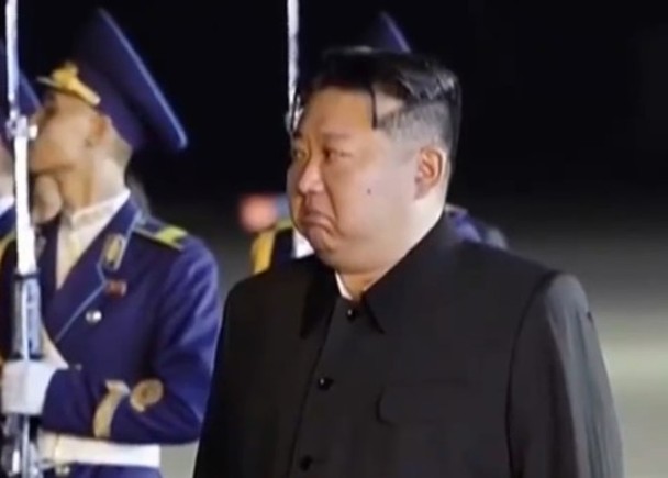  金正恩率領一眾高層官員到機場，迎候在俄作戰犧牲的北韓軍人遺體。他在檢視一具具覆蓋北韓國旗的棺柩時，表情哀痛，甚至幾近落淚。 圖:翻攝自影片 