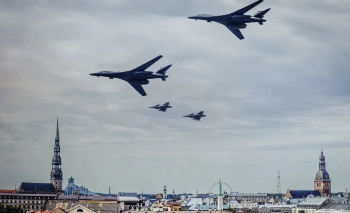  美國空軍 B-1B 「槍騎兵」戰略轟炸機與瑞典 JAS-39 「獅鷲」戰機編隊飛越拉脫維亞首都，象徵北約空軍一體化作戰能力。 圖：翻攝自 hawk26講武堂 