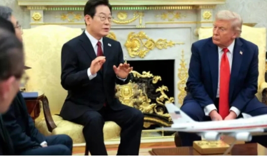  美國總統川普(右)當地時間 8 月 25 日，在白宮與韓國總統李在明會談。 圖 : 翻攝自環球網