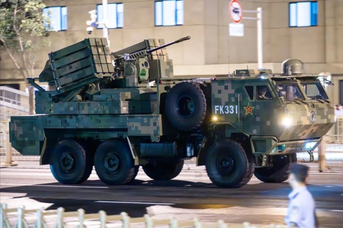  中國解放軍FK-3000低空防禦系統現身「93閱兵」彩排。 圖：翻攝「X」@Defence_IDA 