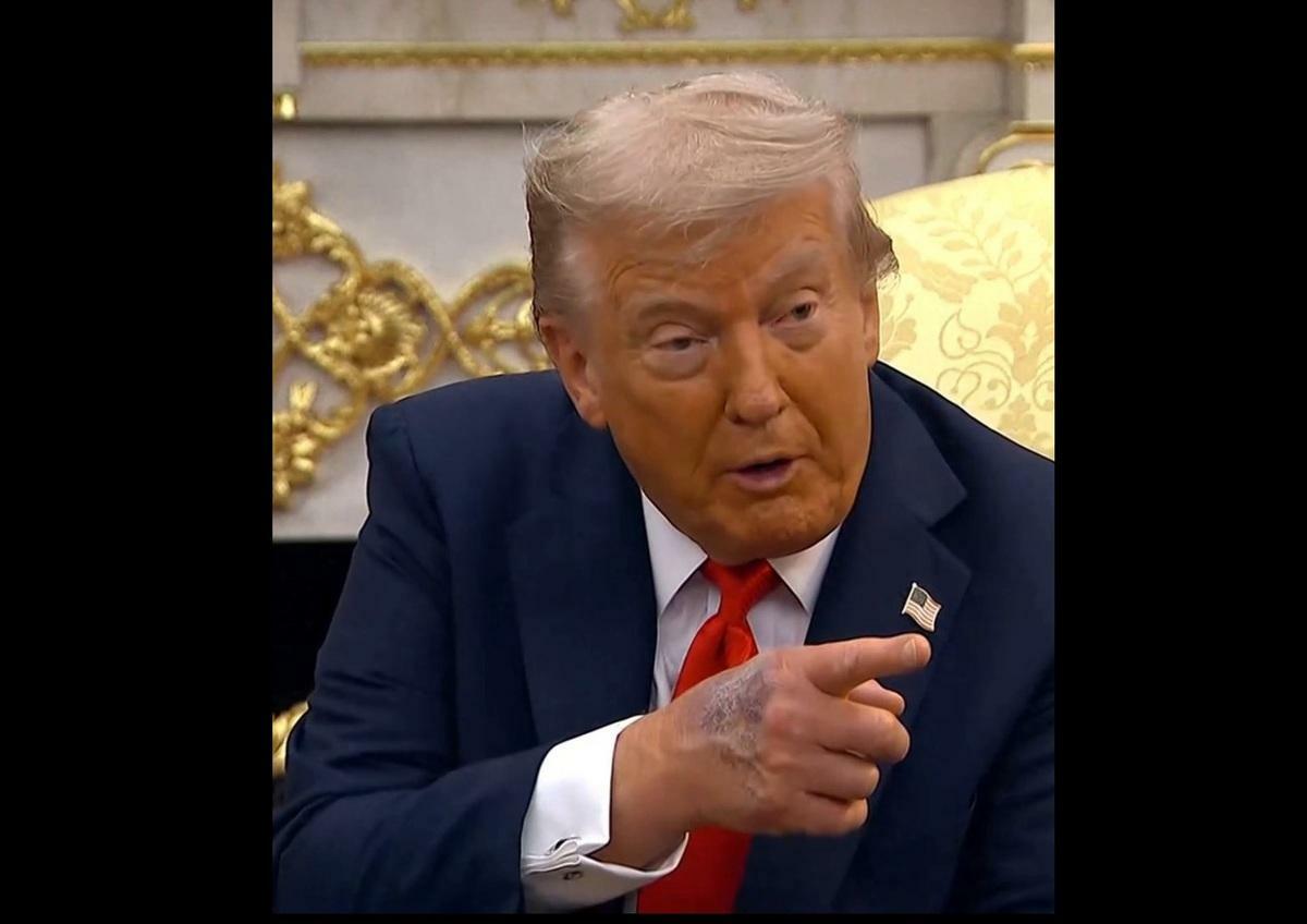  美國總統川普的手部曾出現明顯瘀青。 圖：翻攝自 @RpsAgainstTrump X 帳號 