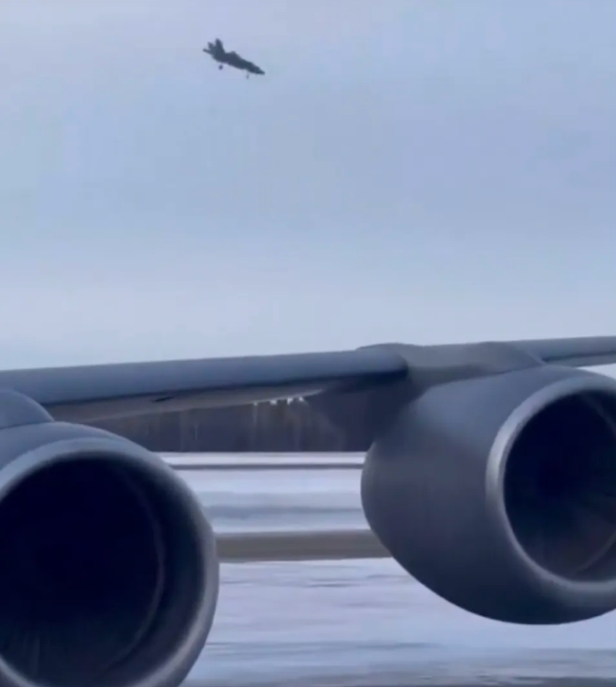  美軍一架F-35戰機2025年一月底在阿拉斯加美軍基地近乎垂直墜毀。 圖 : 影片截圖 