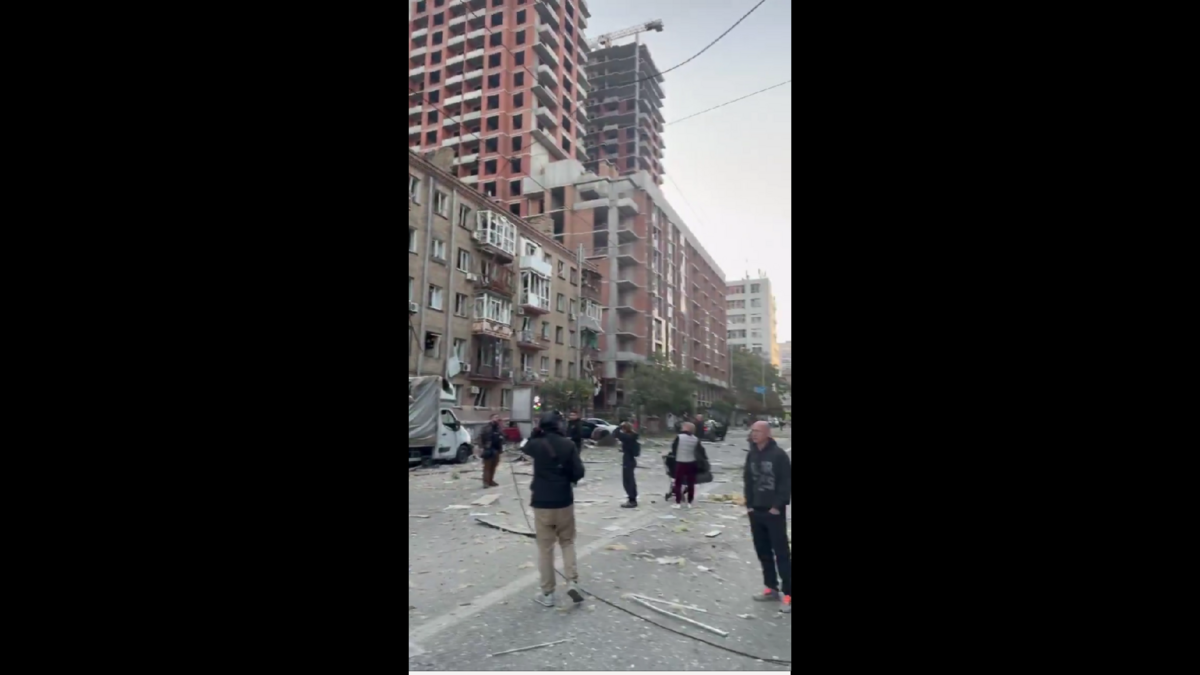 烏克蘭當局稱，約 500 名救援人員及 1,000 名警察正在全市多處地點展開搜救，並出動登山員、搜救犬、工程設備與消防機器人。 圖:翻攝自影片