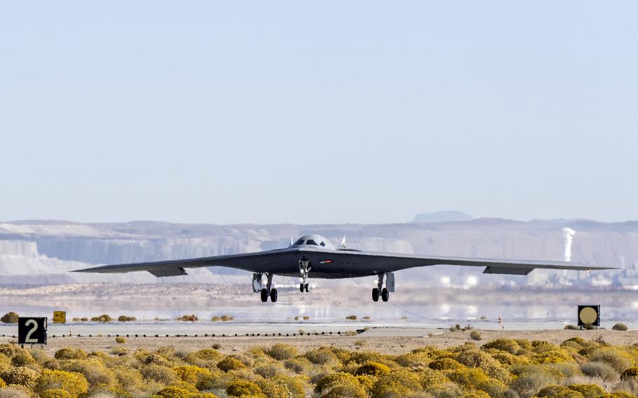 2024年9月，B-21「突襲者」轟炸機在加州愛德華茲空軍基地進行飛行測試。 圖：翻攝U.S. Air Force（資料照片） 