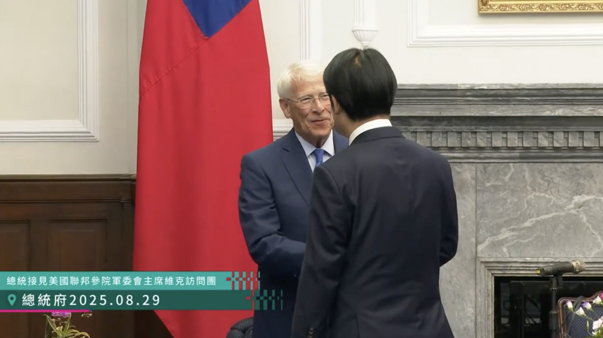  賴清德與美國聯邦參議院軍事委員會主席維克（Roger Wicker）握手。 圖：翻攝自賴清德YT 