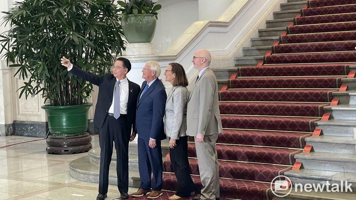  吳釗燮與維克（Roger Wicker）、費雪（Deb Fischer）、谷立言一起自拍。 圖：高逸帆／攝 