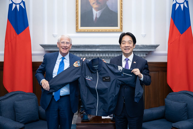 賴清德致贈美國聯邦參議院軍事委員會主席維克（Roger Wicker）F-16戰機飛行夾克 圖：總統府提供 