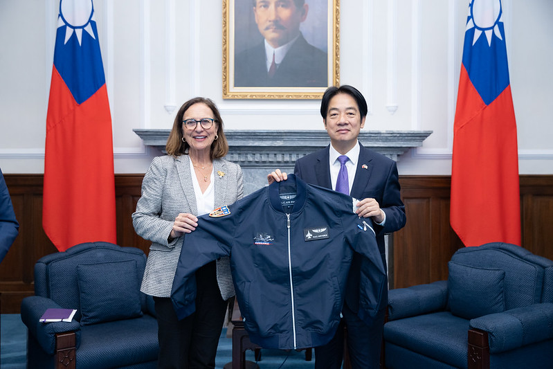  賴清德致贈美國參議員費雪（Deb Fischer）F-16戰機飛行夾克 圖：總統府提供 