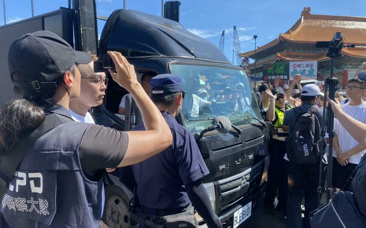 民眾黨走讀對峙》群眾喊「還我路權」、警方舉牌要求停止活動 