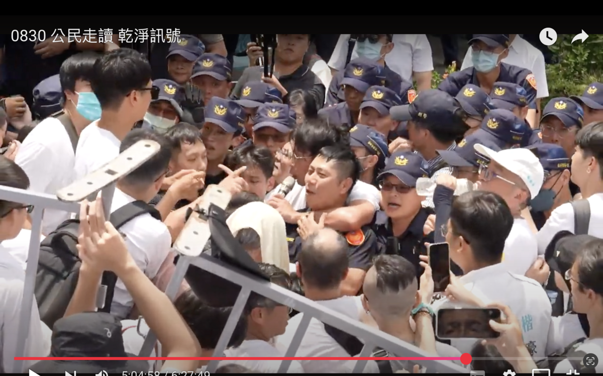 民眾黨走讀活動爆衝突 黃國昌稱「無人襲警」 學者批破壞法治根基