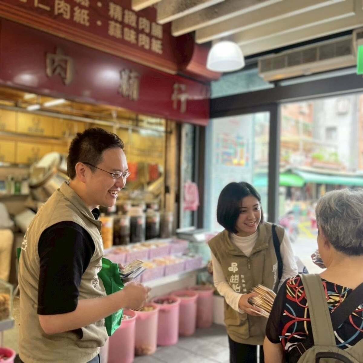  劉品妡（右）過去隨趙怡翔（左）一同在大安文山區掃街拜票，熟悉地方選情，累積基層經驗。 圖:取自劉品妡臉書 