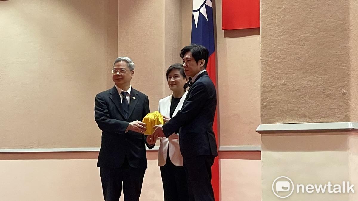  行政院舉行新任秘書長張惇涵、卸任秘書長龔明鑫交接典禮，並由鄭麗君監交。 圖：高逸帆／攝 