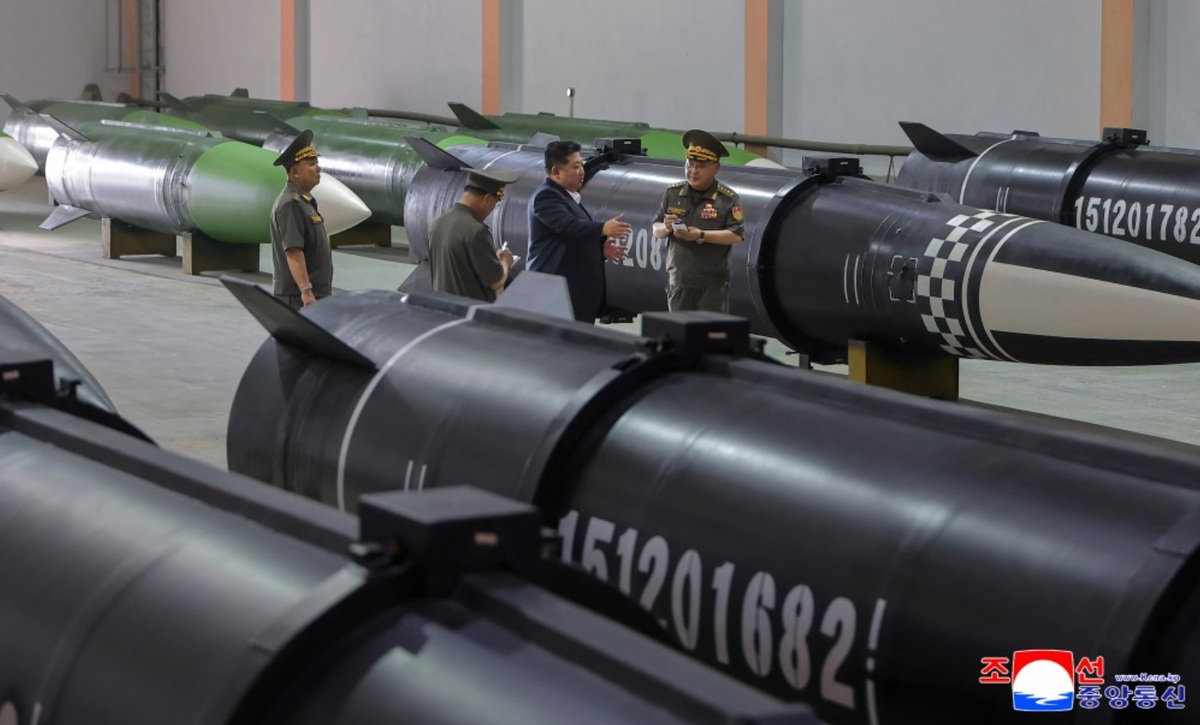  北韓領導人金正恩8月31日視察專門生產導彈的軍工企業。 圖：翻攝朝中社 