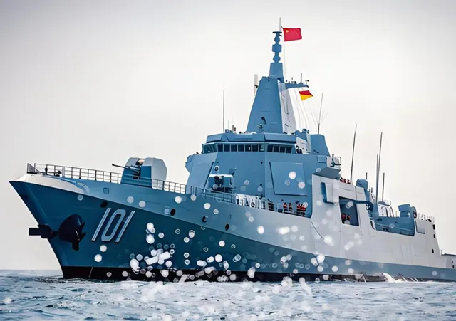 055 型 驅逐艦。 圖：翻攝自 騰訊新聞@海事先鋒 