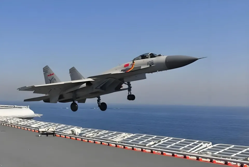  殲-15戰機。 圖：翻攝自 騰訊新聞 