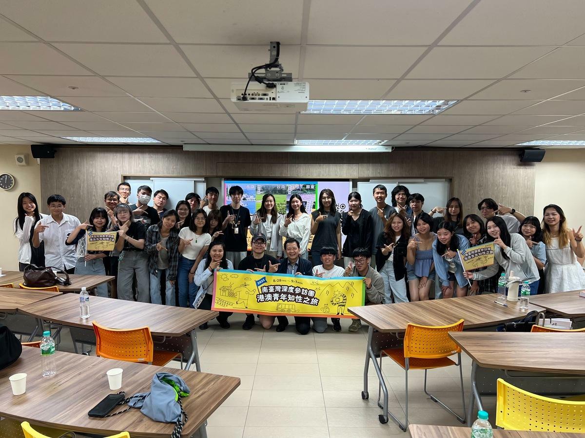  陸委會港澳蒙藏處處長兼台港經濟文化合作策進會秘書長與學員座談。 圖：台港經濟文化合作策進會提供 