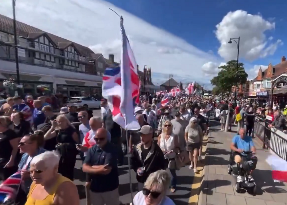  英國反移民示威者經常舉國旗作為象徵。圖：翻攝自 X《End Wokeness》
