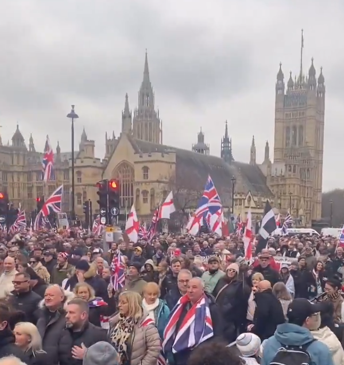  英國各地的反移民示威，尤其在倫敦持續升溫。 圖：翻攝自 X 《 Liberacrat》 