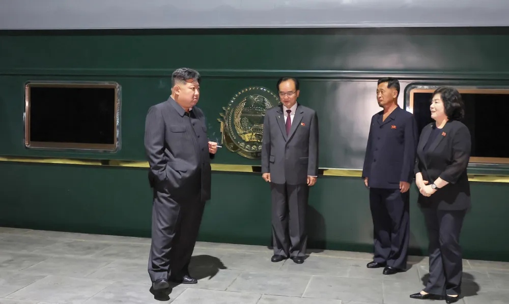  專屬列車身飾有金邊與巨型國徽，意義非凡。 圖：翻攝自 騰訊網 