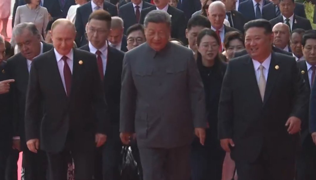 俄羅斯總統普丁、中國國家領導人習近平、北韓國家領導人金正恩一同出席參與北京閱兵活動。 圖：翻攝自 X