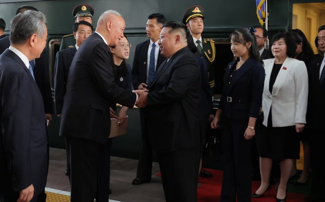 (影) 未來接班人緊跟! 金正恩攜愛女訪中閱兵 網諷：「她」應該特別羨慕