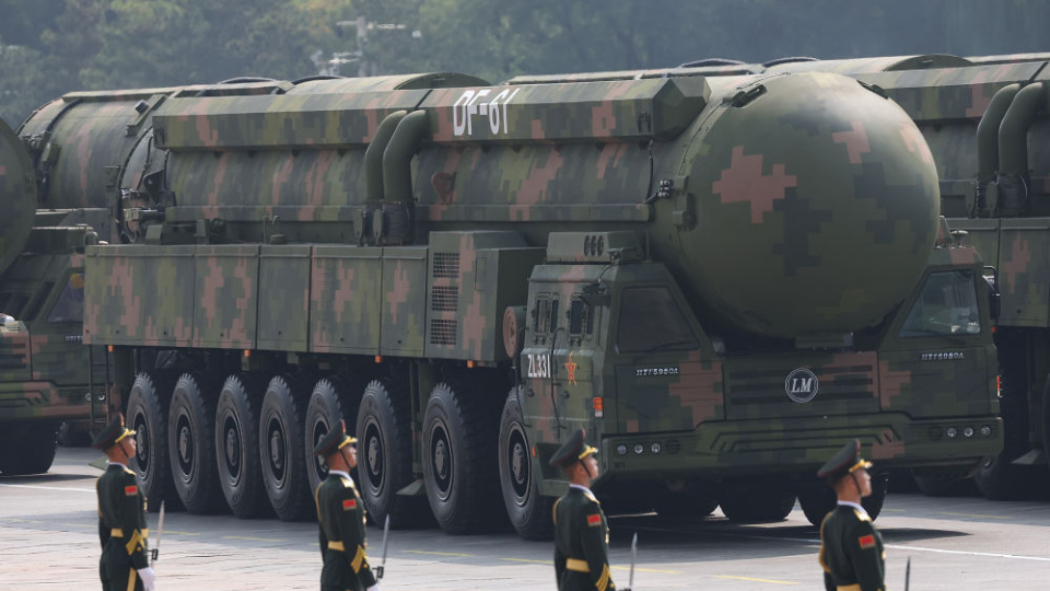  中國93閱兵首次公開東風-61（DF-61）洲際彈道導彈。 圖：翻攝新華社 
