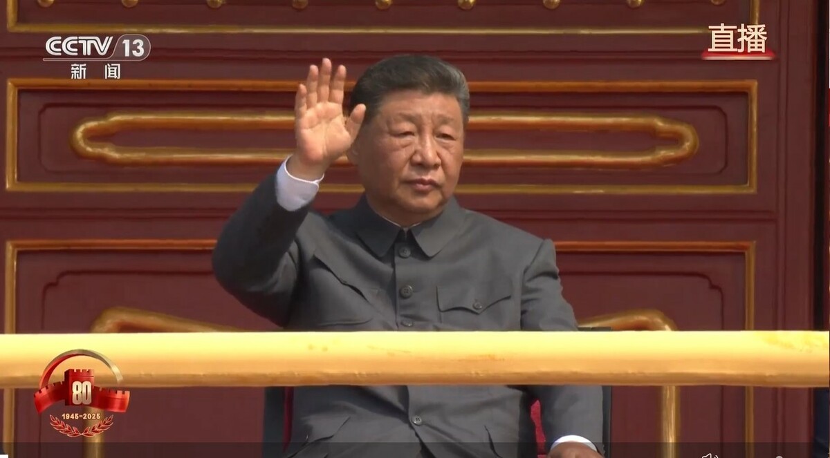  中國在北京天安門廣場舉行九三閱兵，中共總書記習近平發表談話宣稱，抗日戰爭在中國共產黨倡導建立的統一戰線旗幟下，取得近代反抗外敵入侵的首次完全勝利。 圖：翻攝央視直播 