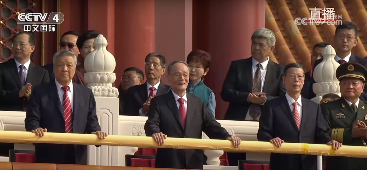  國民黨前主席洪秀柱、國民黨中常委李德維等共13人出席中共九三閱兵。 圖：翻攝央視直播 