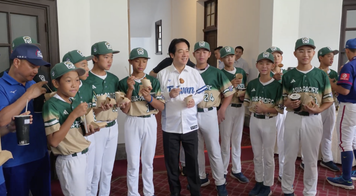  賴清德接見威廉波特冠軍的東園國小棒球隊。 圖：總統府提供 