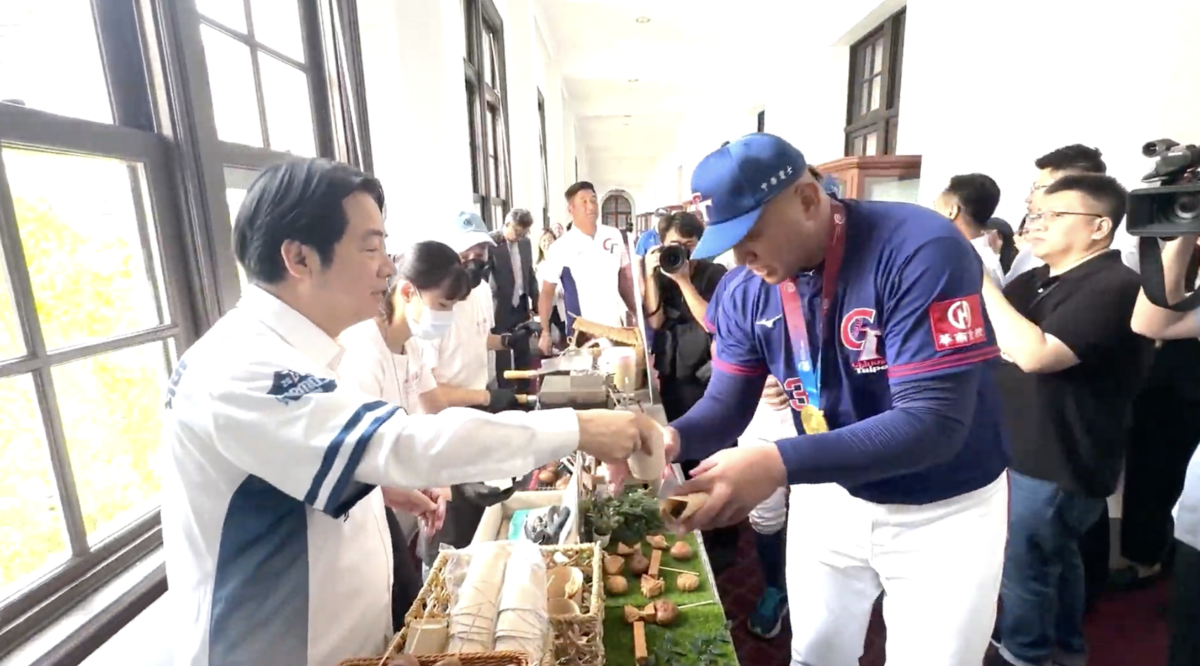  賴清德發送雞蛋糕等美食。 圖：總統府提供 