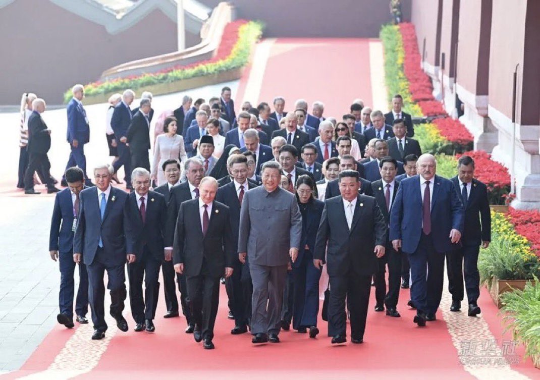 普丁此次訪中除出席中國人民抗日戰爭暨世界反法西斯戰爭勝利 80 週年紀念活動，還與中國領導人會晤，外界認為此舉具有象徵性意義，並將進一步鞏固中俄的「新時代全面戰略合作夥伴關係」。。 圖：翻攝自X帳號@nexta_tv 