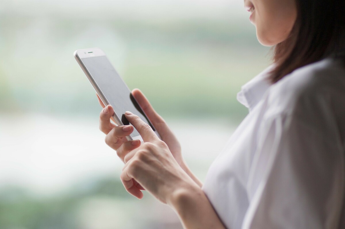 在中國市場，iPhone Air 的 eSIM 設計卻觸及監管敏感領域。與傳統「一卡一號」的實體卡不同，eSIM 支援「一卡多號」、遠端寫號與快速切換，這些特性在便利的同時，也被認為可能為詐騙分子提供可乘之機。 圖：新頭殻資料照 