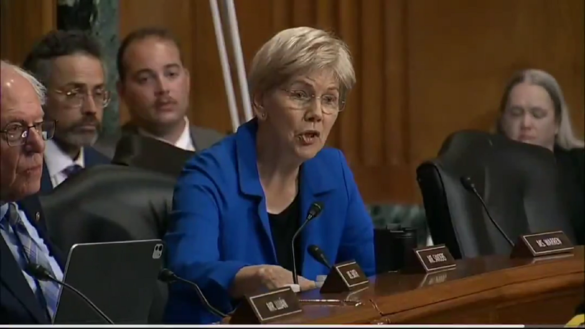 伊麗莎白·沃倫（Elizabeth Warren）則指責他背棄確認聽證會上的承諾，讓美國人更難取得疫苗，並直接要求他辭職。 圖:翻攝自影片