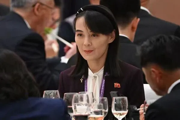  金正恩胞妹金與正陪同訪問北京。 圖：翻攝自騰訊新聞@普林斯在平壤 