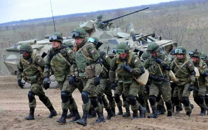  俄軍已集結約 16 萬兵力，從西、南、北三面圍攻紅軍城。烏軍則長期堅守，駐防約 4 萬人，近期雖有增兵，但總數不超過 5 萬，仍處於人數劣勢。 圖:翻攝自冲哥瞰天下 
