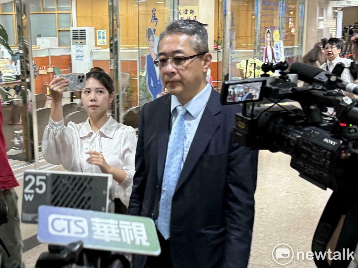  前台北市長柯文哲律師鄭深元現身北院。 圖：周煊惠 / 攝 