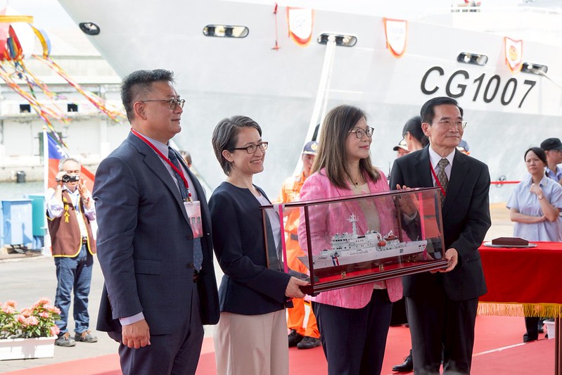  後方為1000噸級巡防艦CG1007澎湖艦 圖：總統府提供 